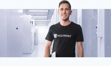 Mitarbeiter der Hostpoint-Technik steht im Serverraun