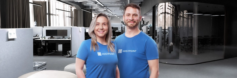 Un uomo e una donna che indossano una maglietta Hostpoint, sullo sfondo un ufficio